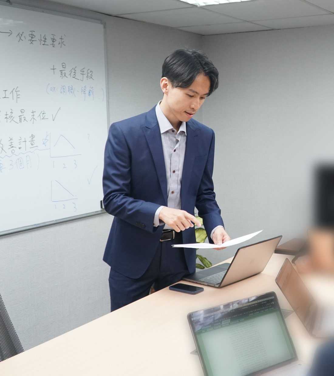 律師在會議室向團隊說明案件